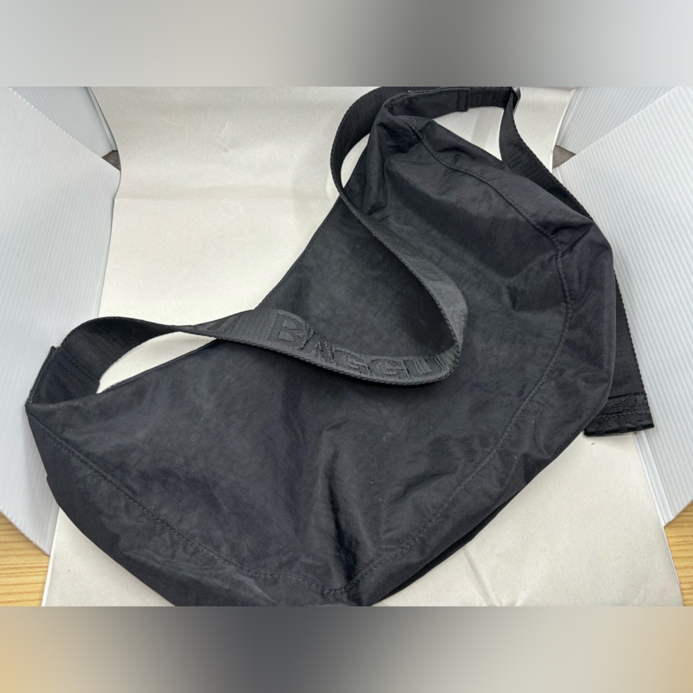 Used. BAGGU. Medium crescent bag
